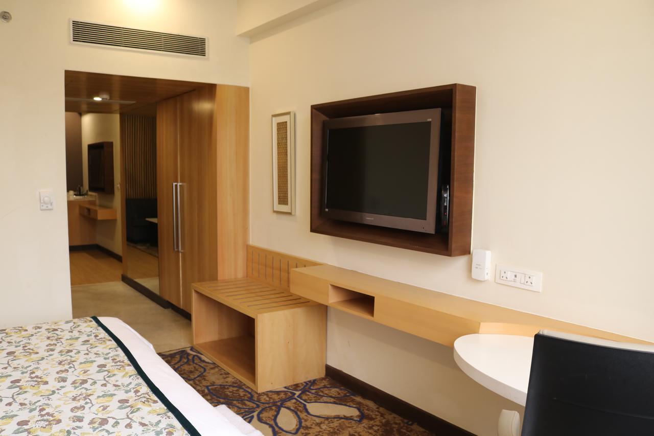 Hotel Radisson Srinagar Exterior foto
